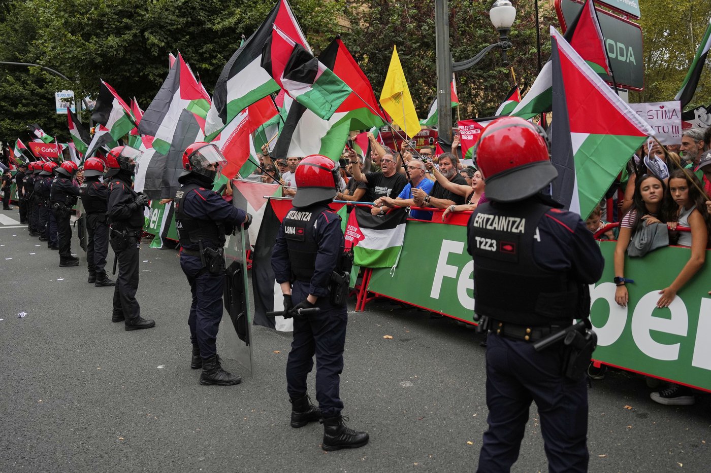 Spanish Vuelta stage cut short because of disruption by pro-Palestinian protesters near finish line | iNFOnews.ca