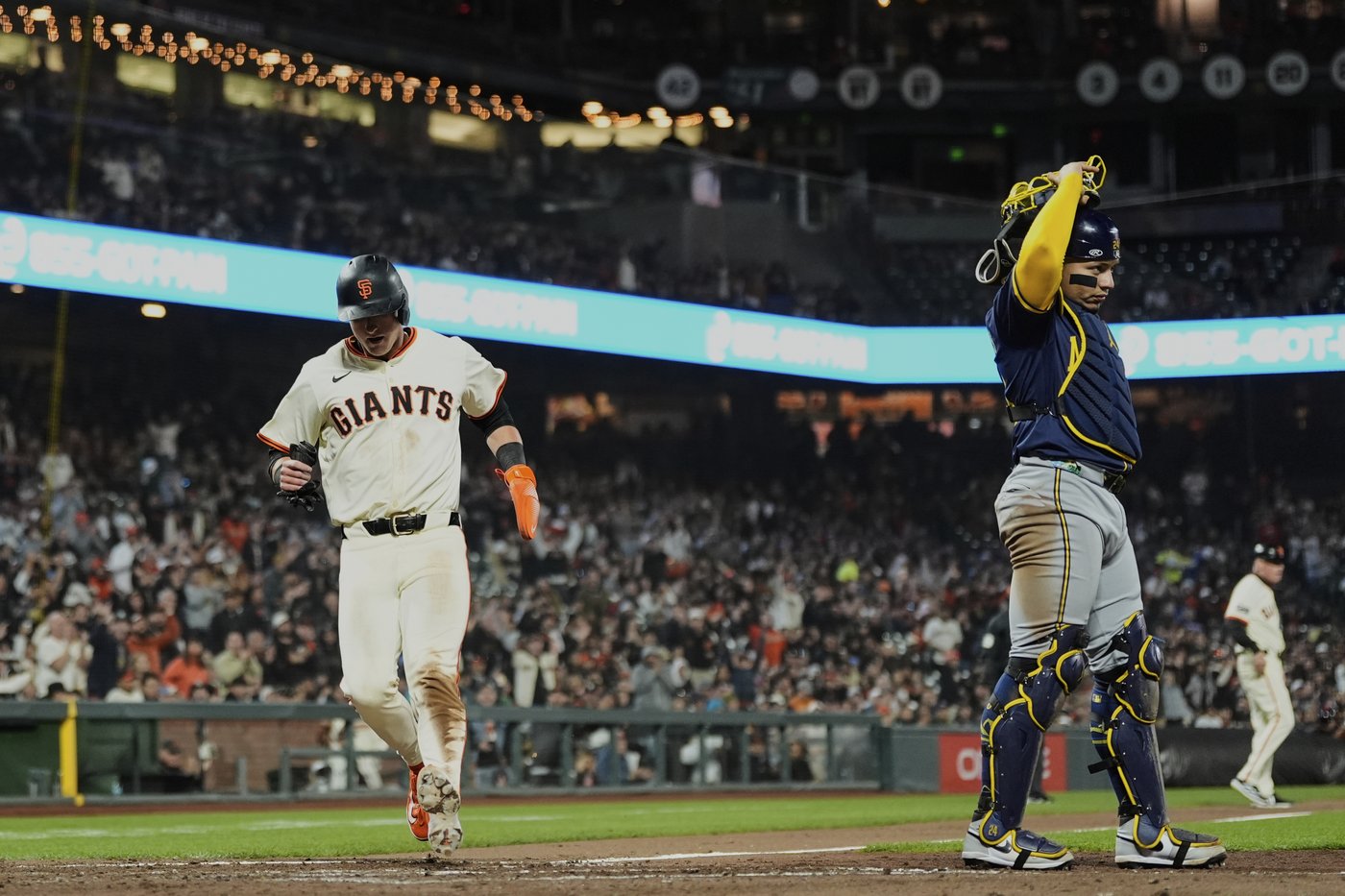 Wilmer Flores hits go-ahead homer and Jung Hoo Lee adds RBI triple as Giants beat Brewers 5-2 | iNFOnews.ca