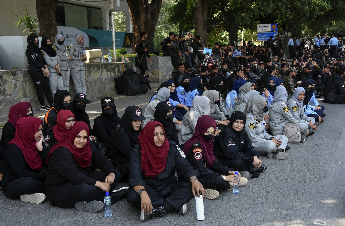 Pakistan capital locked down to thwart a rally to support ex-leader Imran Khan | iNFOnews.ca