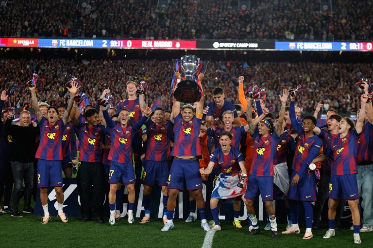 Watched by its grieving coach, Barcelona retains Spanish league title by beating rival Real Madrid | iNFOnews.ca