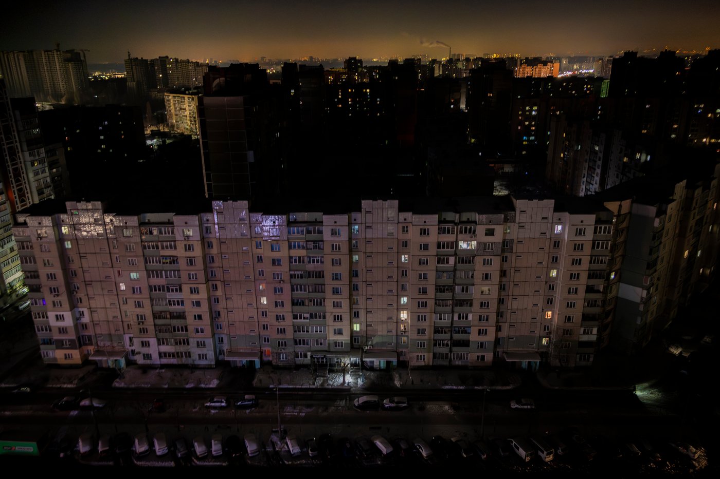 Freezing and in the dark, Kyiv residents are stranded in tower blocks as Russia targets power system | iNFOnews.ca