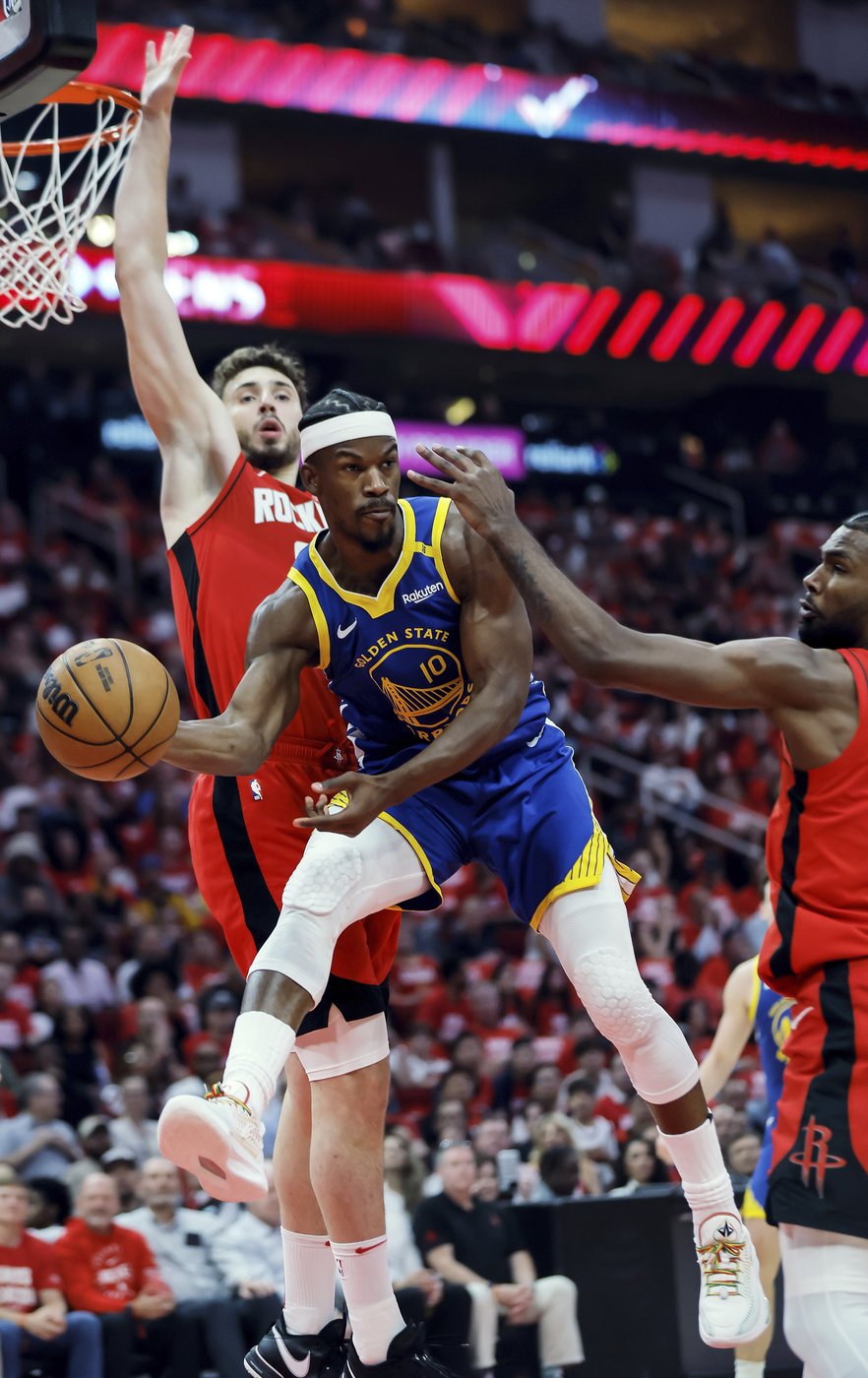 Curry ices his right thumb after Warriors struggle across the board and lose to Rockets in Game 5 | iNFOnews.ca