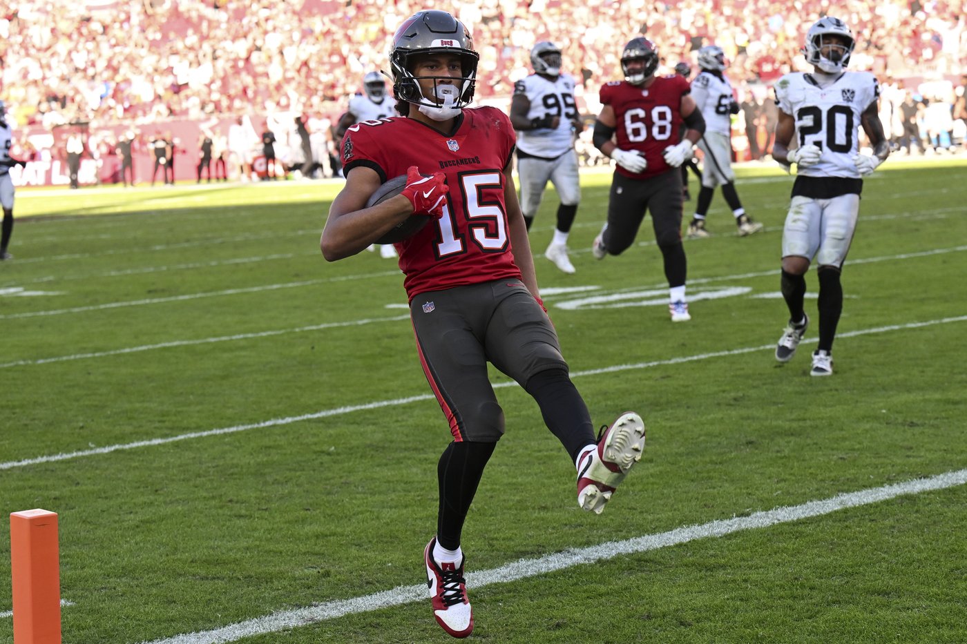 Baker Mayfield throws for 3 TDs, Bucs take over 1st in NFC South with 28-13 win over Raiders | iNFOnews.ca
