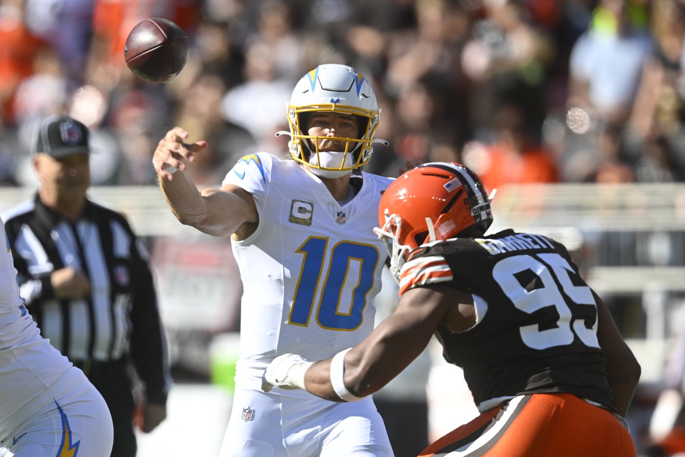 Justin Herbert throws 2 TD passes, Chargers clamp down on Jameis Winston in 27-10 win over Browns | iNFOnews.ca Justin Herbert throws 2 TD passes, Chargers clamp down on Jameis Winston in 27-10 win over Browns | iNFOnews.ca