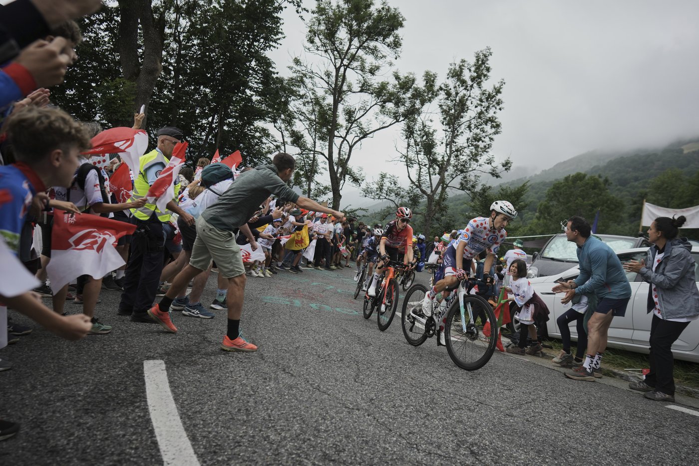 Ineos-Grenadiers team car hits spectator during Tour de France | iNFOnews.ca