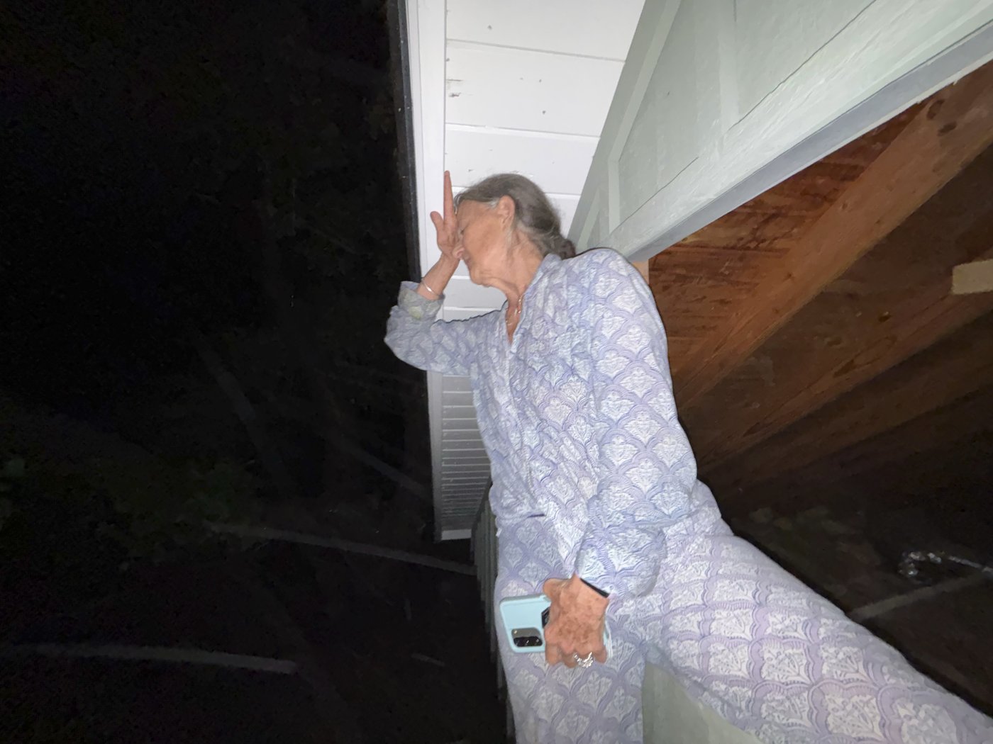 A Texas family clung to life on their roof, capturing the terrifying flooding in photos and video | iNFOnews.ca