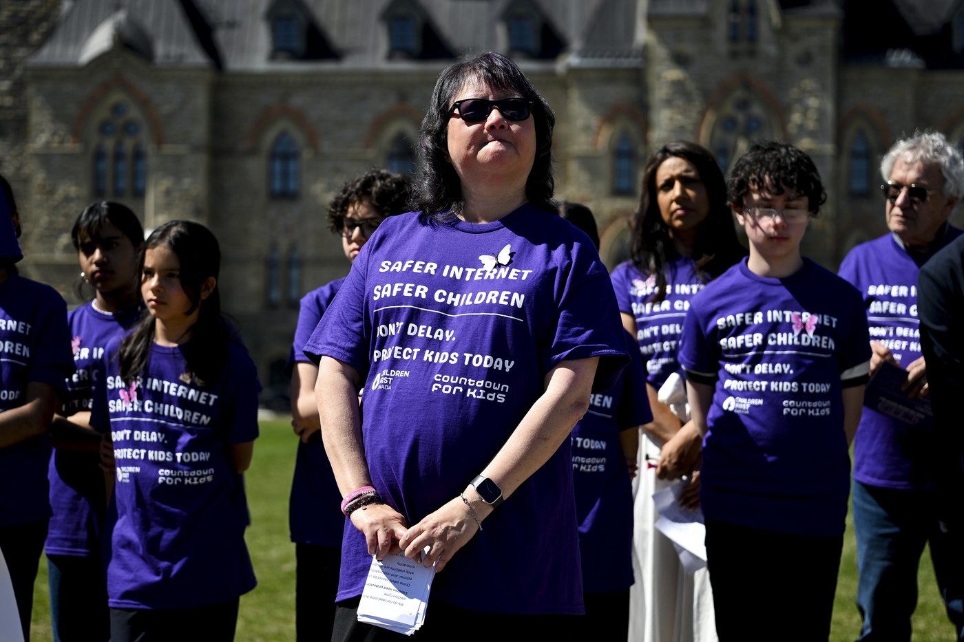 Child advocates call for online harms bill covering AI chatbots, gaming | iNFOnews.ca