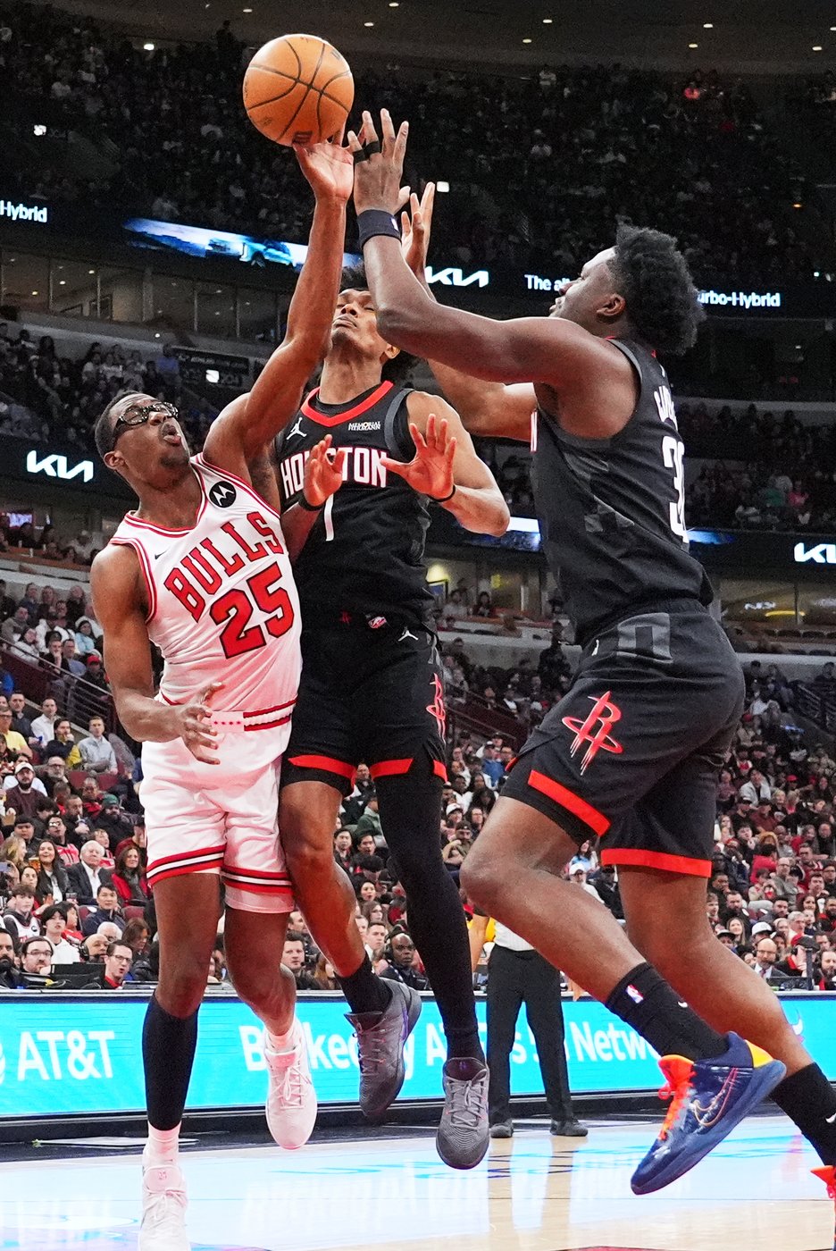 Bulls race to 20-point lead in 1st quarter, hang on to beat the Rockets 132-124 | iNFOnews.ca