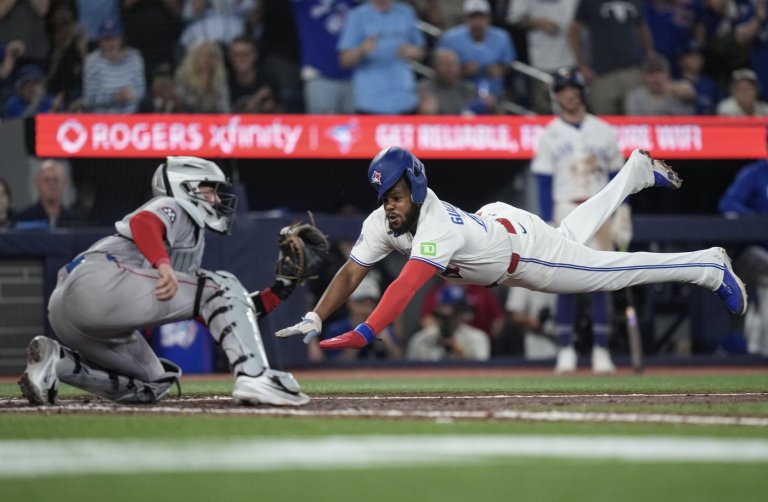 Blue Jays explode in eighth inning, top Red Sox for third straight win | iNFOnews.ca