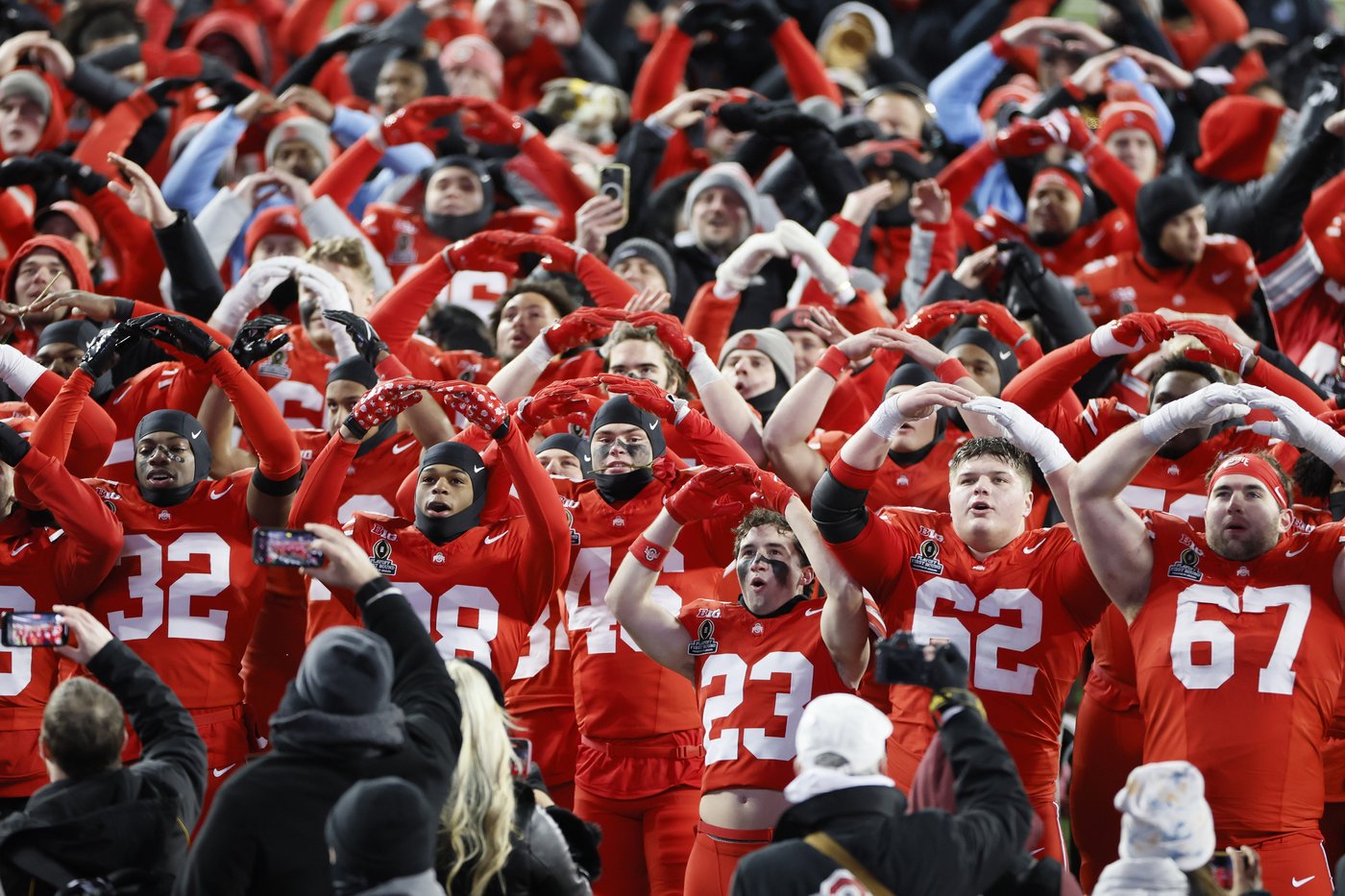 Howard throws 2 TD passes to Smith to help Ohio State rout Tennessee 42-17 in CFP | iNFOnews.ca Howard throws 2 TD passes to Smith to help Ohio State rout Tennessee 42-17 in CFP | iNFOnews.ca