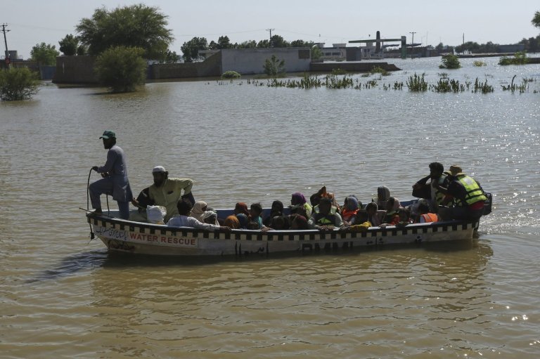 Rescue boat evacuating flood victims capsizes in eastern Pakistan, killing 9 | iNFOnews.ca
