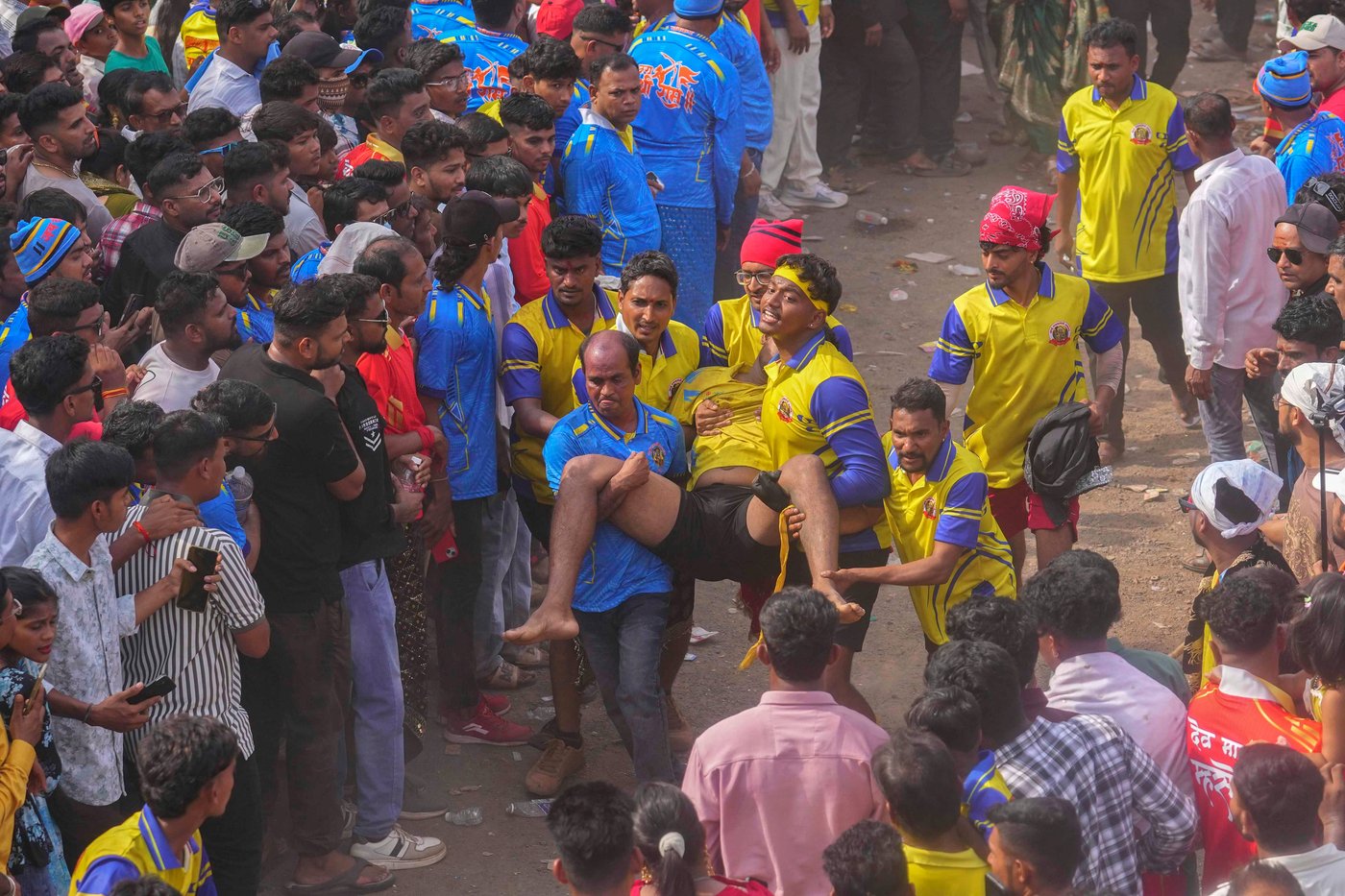 Villagers compete to erect huge bamboo poles at an Indian folk festival, in photos | iNFOnews.ca