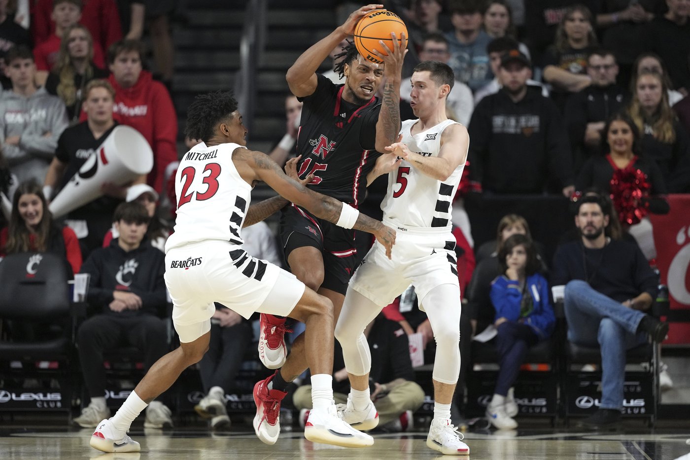 Simas Lukosius, Jizzle James each score 19 points and No. 17 Cincinnati beats Nicholls State 86-49 | iNFOnews.ca