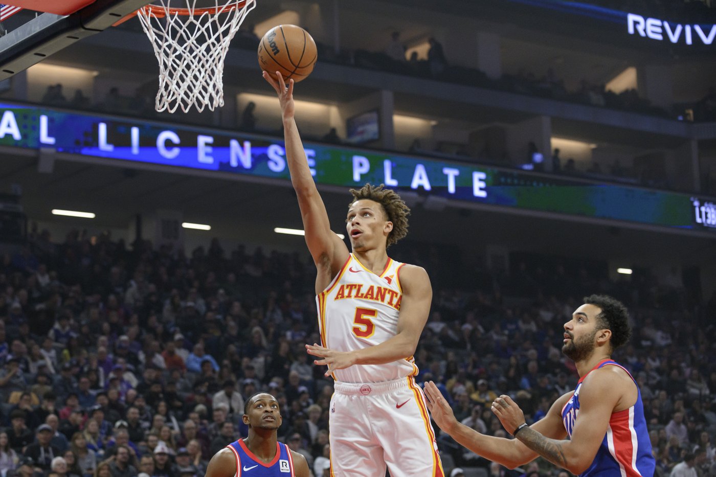 Hunter scores 24 points, Daniels has game-winning block as Hawks beat Kings 109-108 | iNFOnews.ca
