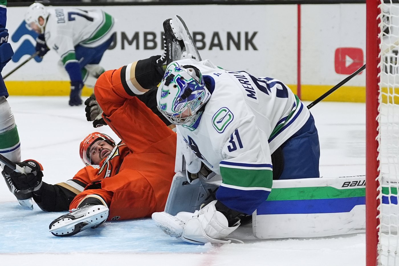 Hronek’s OT power-play goal caps Canucks’ 6-5 comeback win over Ducks | iNFOnews.ca