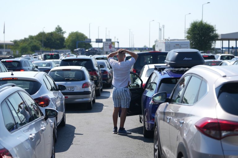 Hourslong waits at Croatia-Serbia border test travelers' resolve in sweltering heat | iNFOnews.ca