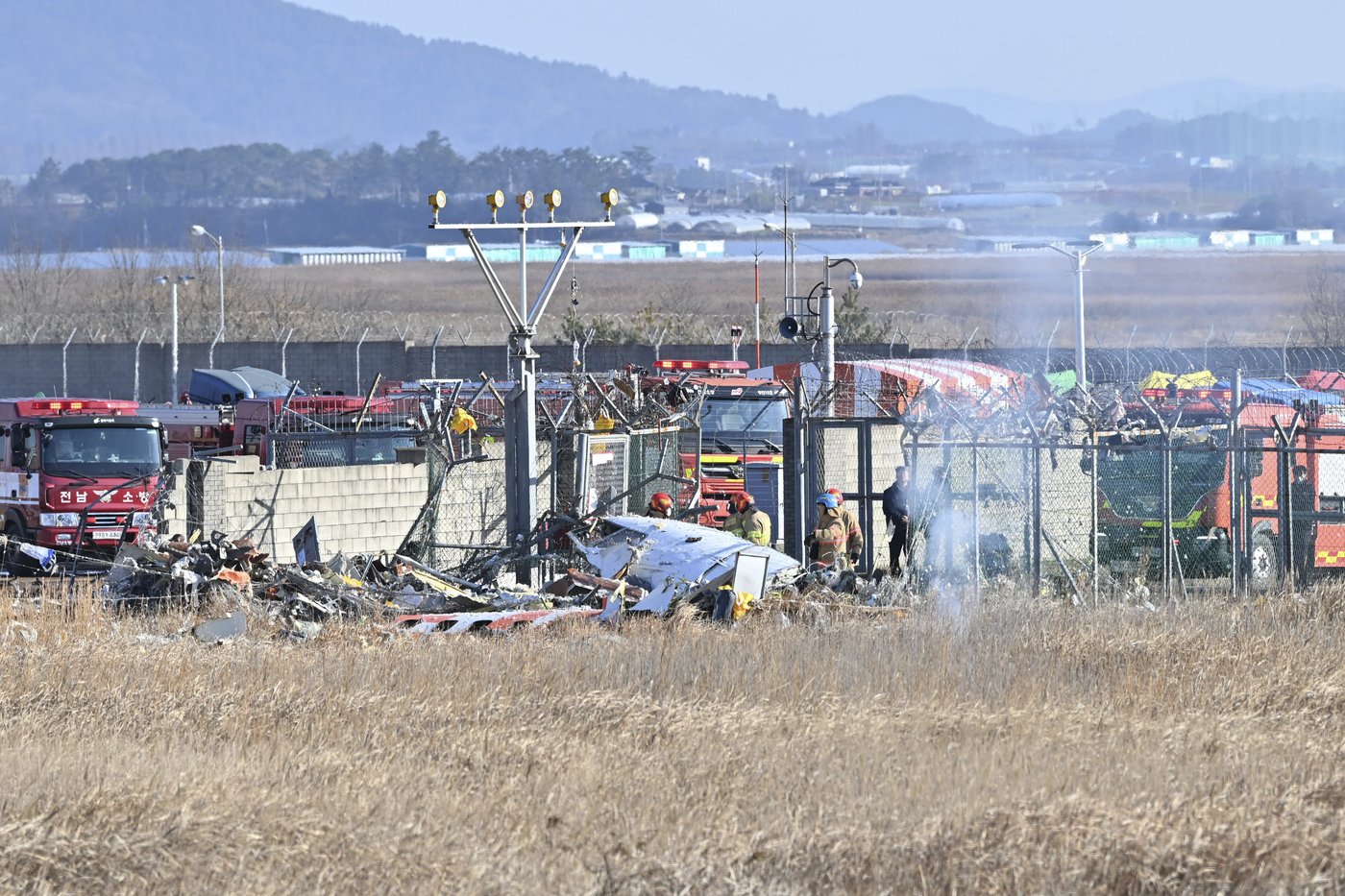 What we know about the deadly passenger jet crash in South Korea | iNFOnews.ca
