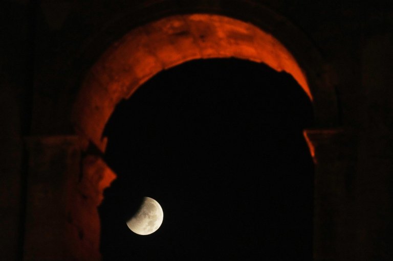 A lunar eclipse lights up skies across the Americas. in photos | iNFOnews.ca