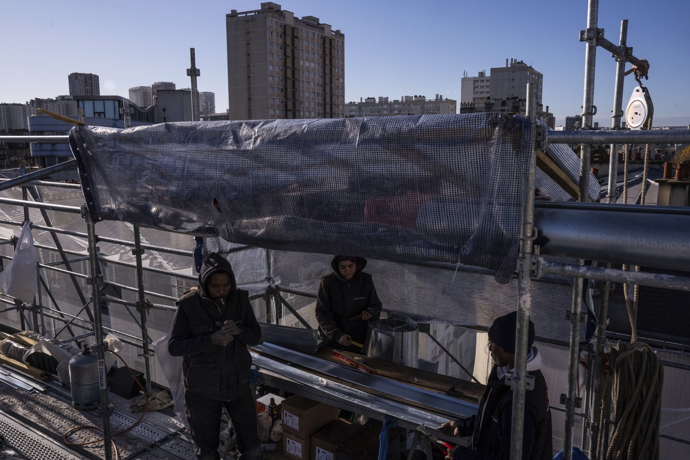 The zinc roof restorers of Paris now have UNESCO Cultural Heritage recognition | iNFOnews.ca
