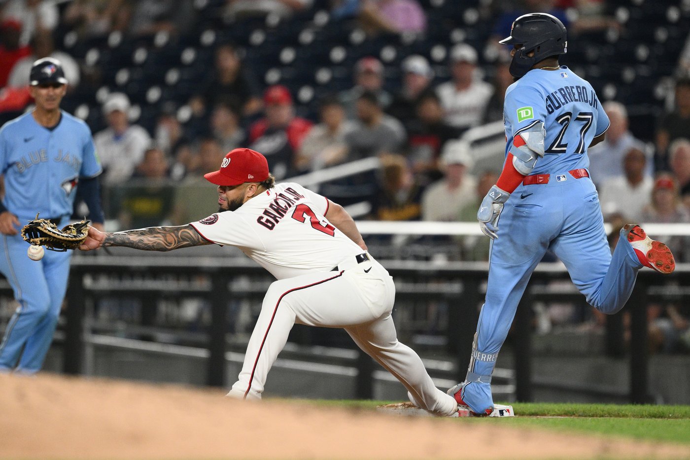 Blue Jays slugger Vladimir Guerrero Jr. leaves game with right hamstring tightness | iNFOnews.ca