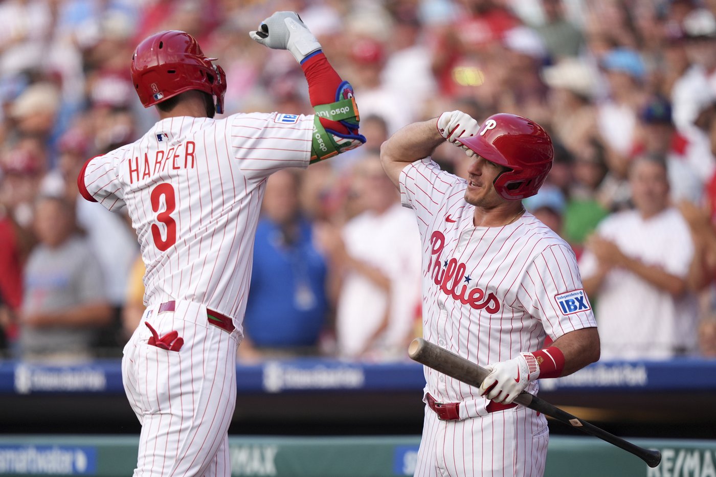 Harper hits 350th career homer, 4 teammates also go deep in Phillies' loss to the Red Sox | iNFOnews.ca