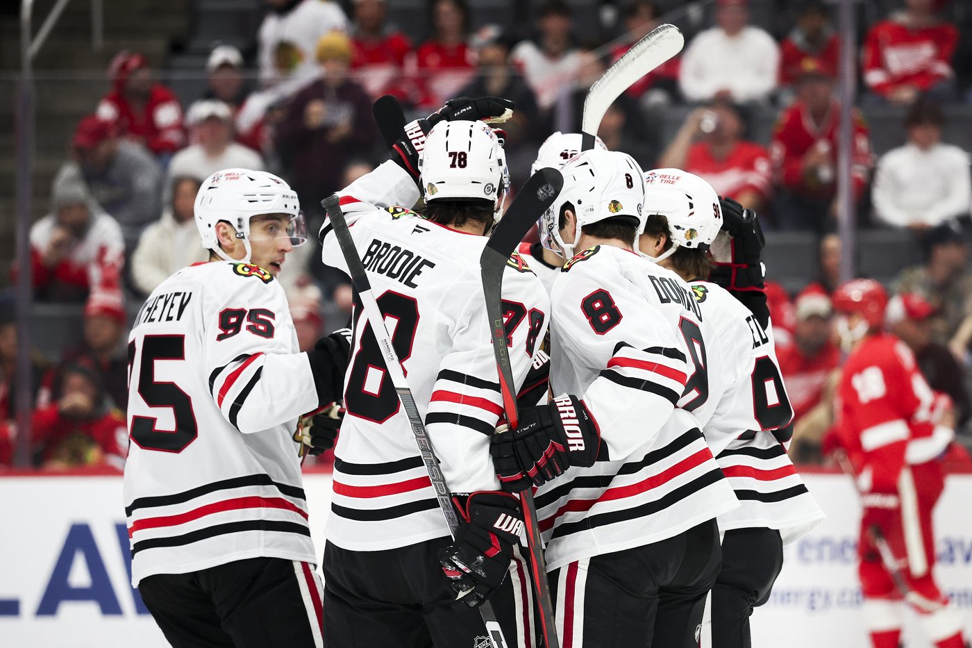 Red Wings hold off Blackhawks 5-3 for 6th straight victory | iNFOnews.ca
