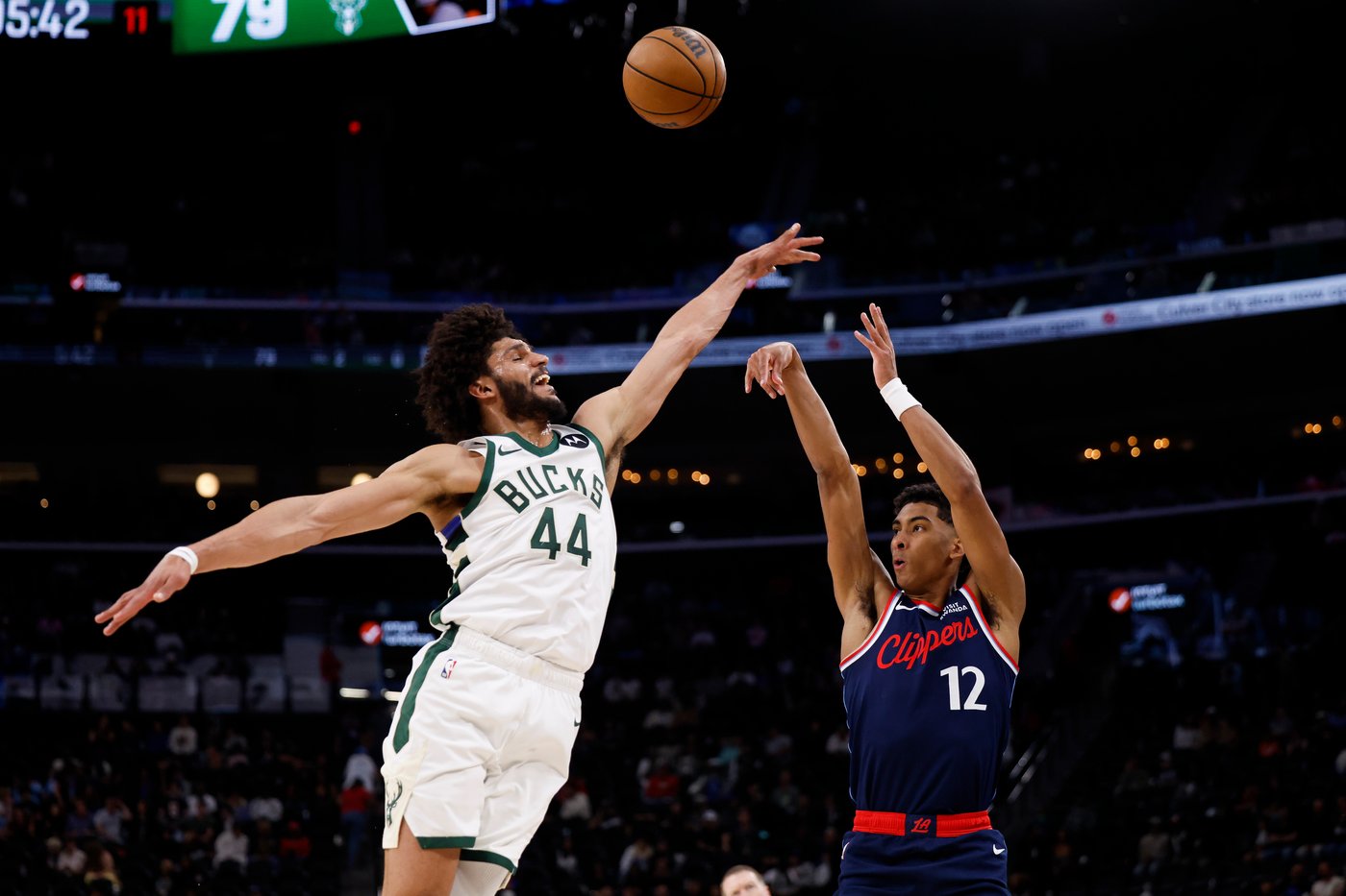Clippers turn hot shooting into 129-96 rout of Bucks, led by Leonard's 28 points | iNFOnews.ca