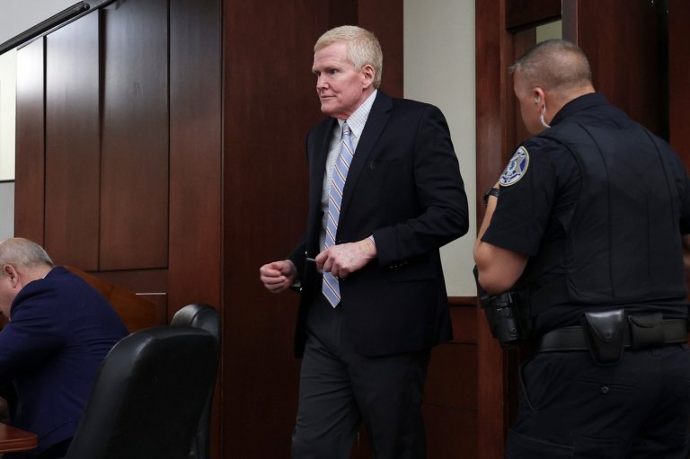 Judge moves Alex Murdaugh retrial from small county, but motion to toss out case will wait | iNFOnews.ca
