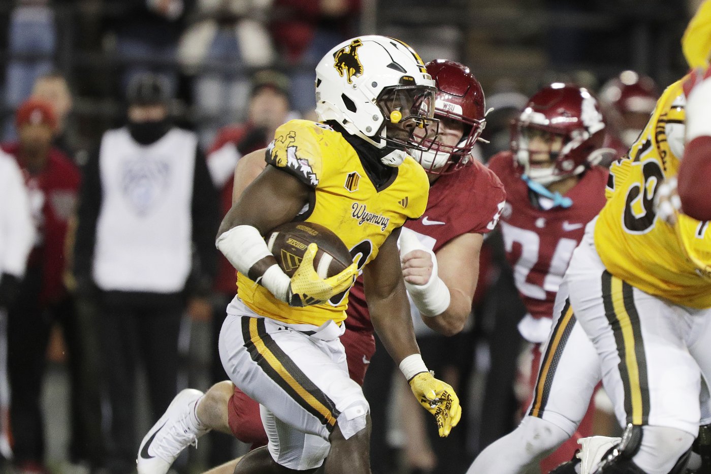 Evan Svoboda throws late TD pass to John Michael Gyllenborg as Wyoming beats Washington State 15-14 | iNFOnews.ca