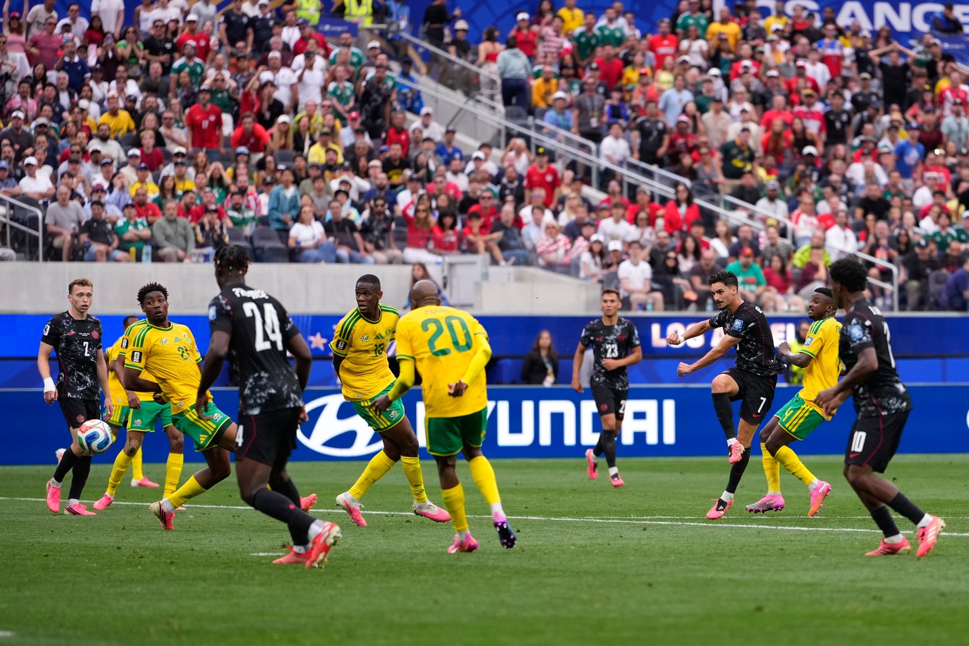 Canada defeats South Africa 1-0 in first round of 32 match on World Cup Day 18, in photos | iNFOnews.ca