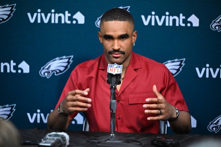 Eagles’ Jalen Hurts answers his critics again with a game-winning drive against the Titans | iNFOnews.ca
