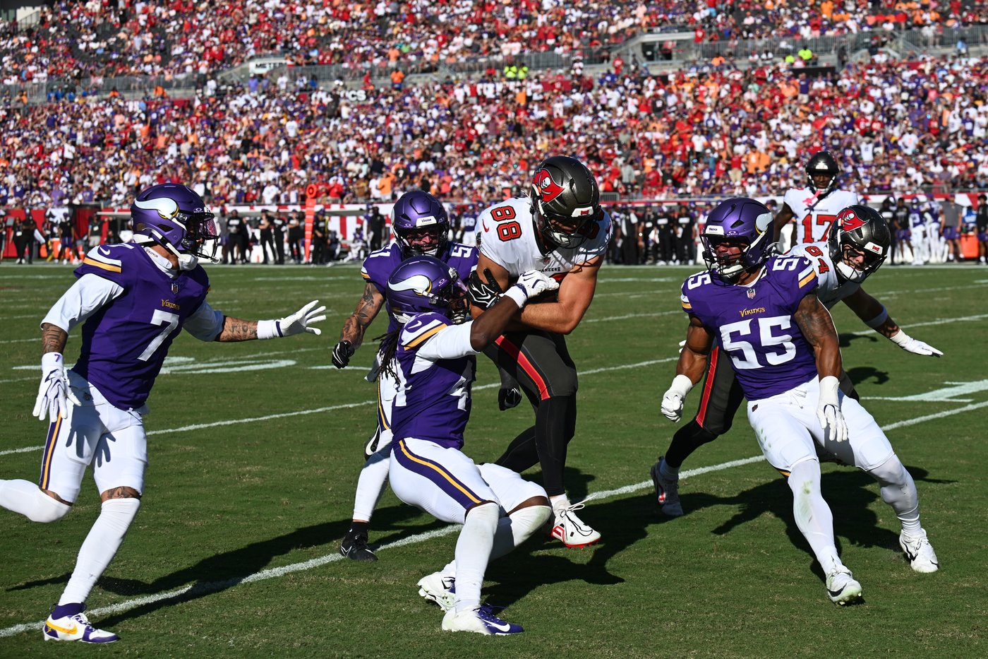 Vikings beat Buccaneers 23-16 but lose Jefferson to injury. Bucs' Mayfield dislocates thumb | iNFOnews.ca Vikings beat Buccaneers 23-16 but lose Jefferson to injury. Bucs' Mayfield dislocates thumb | iNFOnews.ca