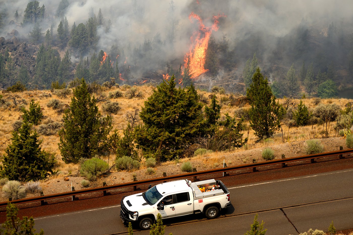Fast-moving wildfires burn in central Oregon, in photos | iNFOnews.ca