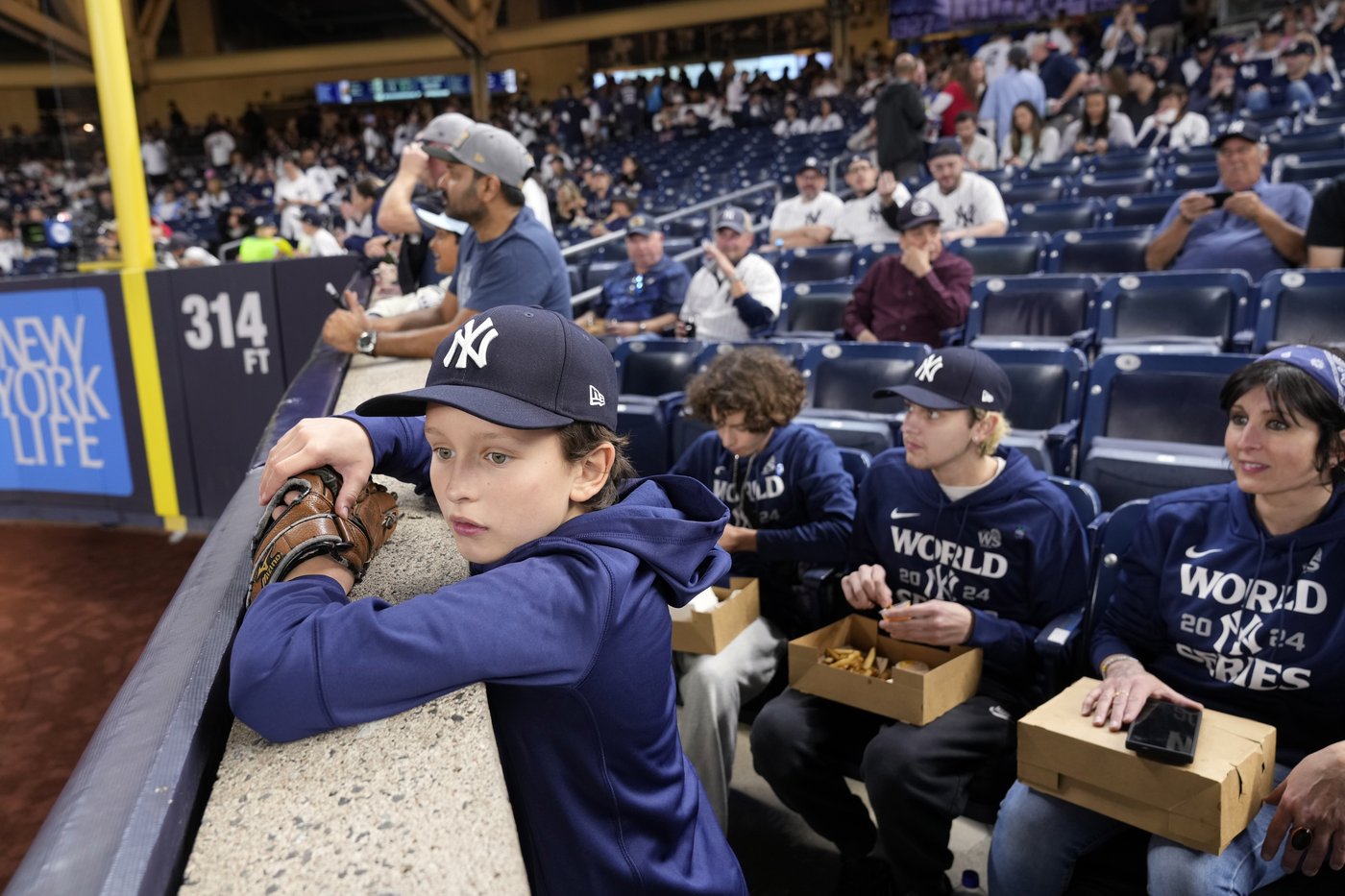 Yankees fans who interfered with Betts' catch are banned from Game 5 of the World Series | iNFOnews.ca