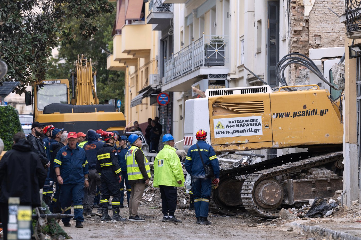 Bodies of 6 people, including 4 Americans, recovered from collapsed building in Athens | iNhome