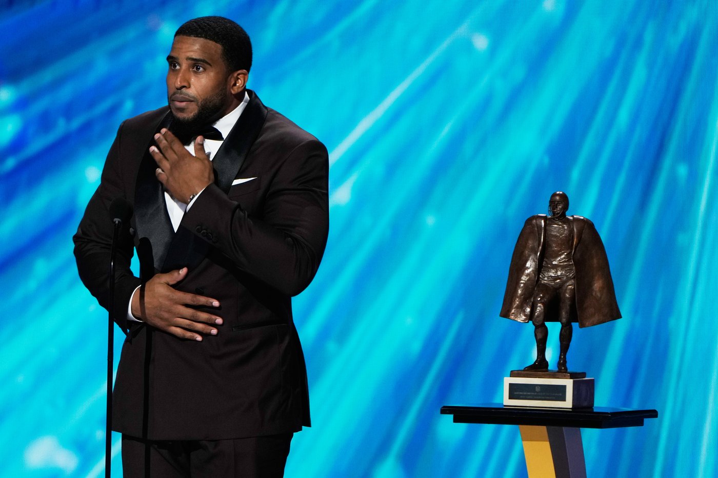 Commanders star Bobby Wagner named Walter Payton NFL Man of the Year, honors mother lost to stroke | iNFOnews.ca Commanders star Bobby Wagner named Walter Payton NFL Man of the Year, honors mother lost to stroke | iNFOnews.ca