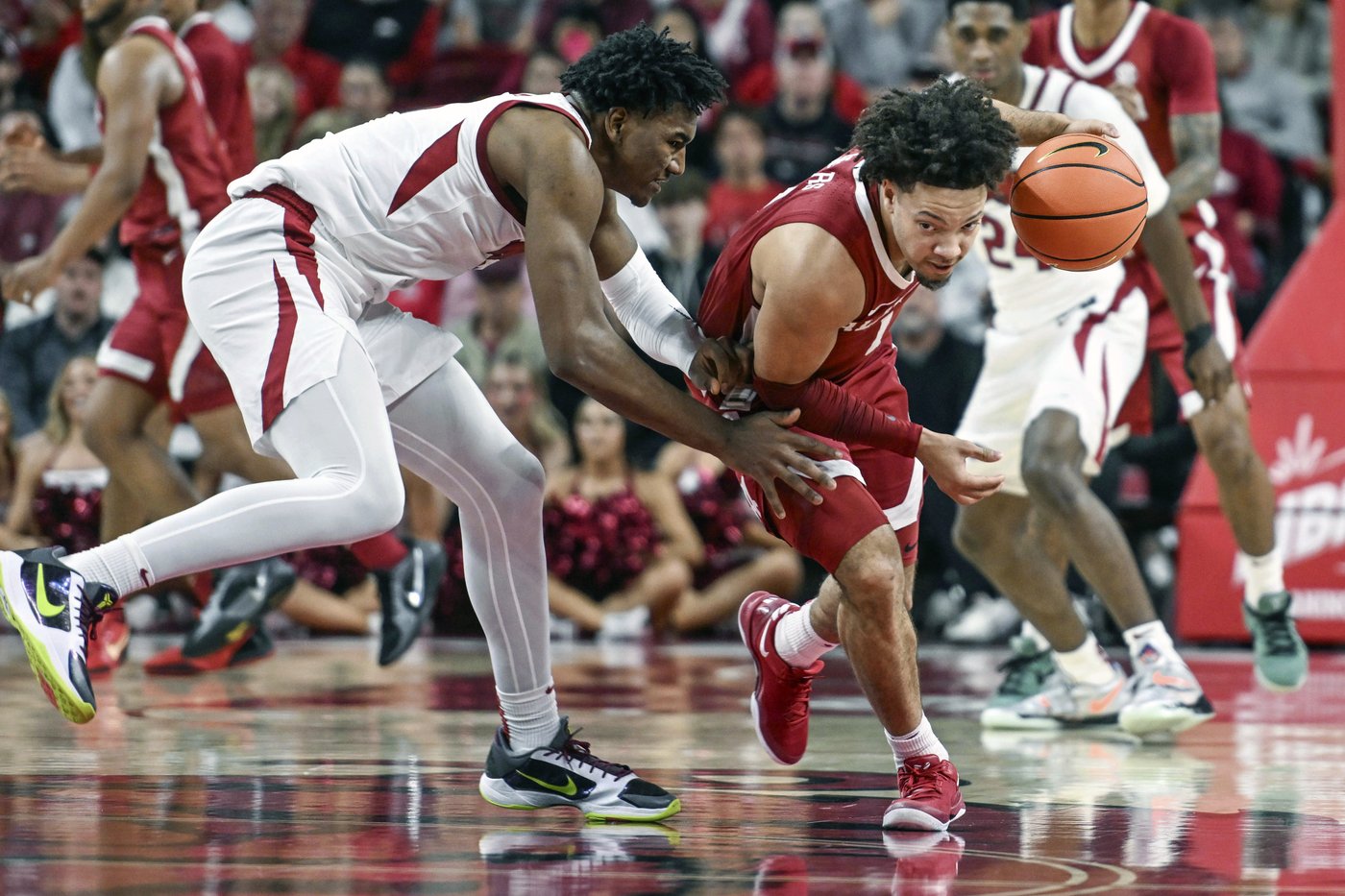 Nelson and Youngblood score 15 each and No. 3 Alabama holds off Arkansas 85-81 | iNFOnews.ca