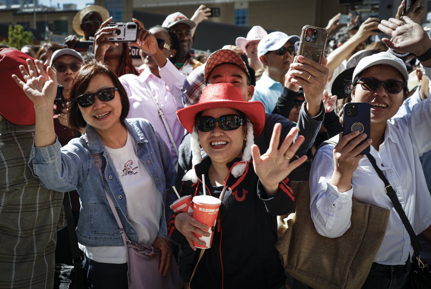 'You suuuuuck!': Smith gets cheers and jeers riding in Calgary Stampede parade | iNFOnews.ca 'You suuuuuck!': Smith gets cheers and jeers riding in Calgary Stampede parade | iNFOnews.ca