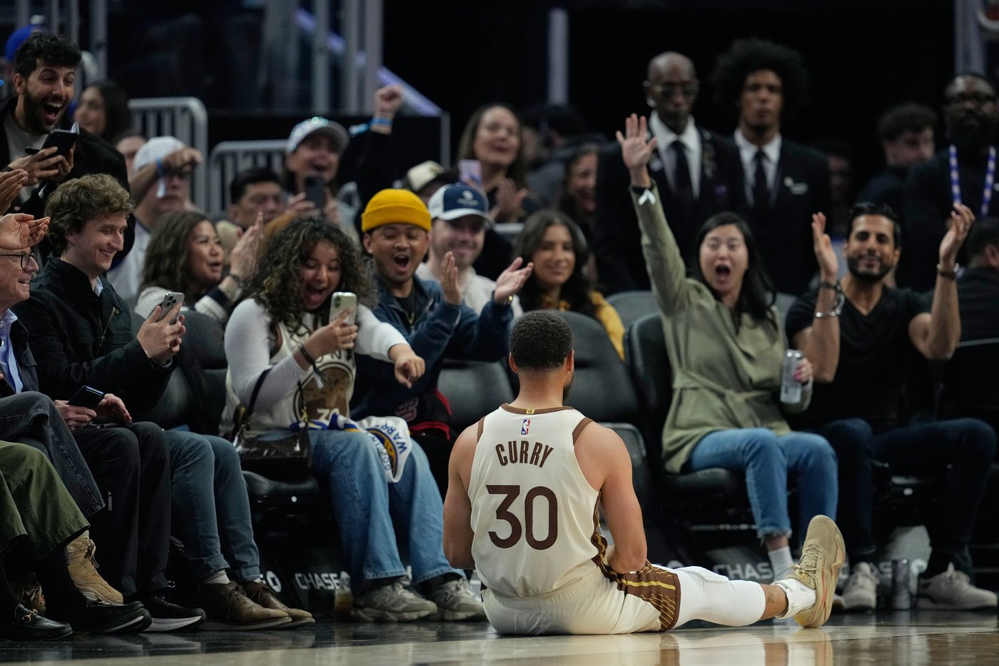 Curry scores 17 points with two 4-point plays in second game back from injury, Warriors beat Kings | iNFOnews.ca Curry scores 17 points with two 4-point plays in second game back from injury, Warriors beat Kings | iNFOnews.ca