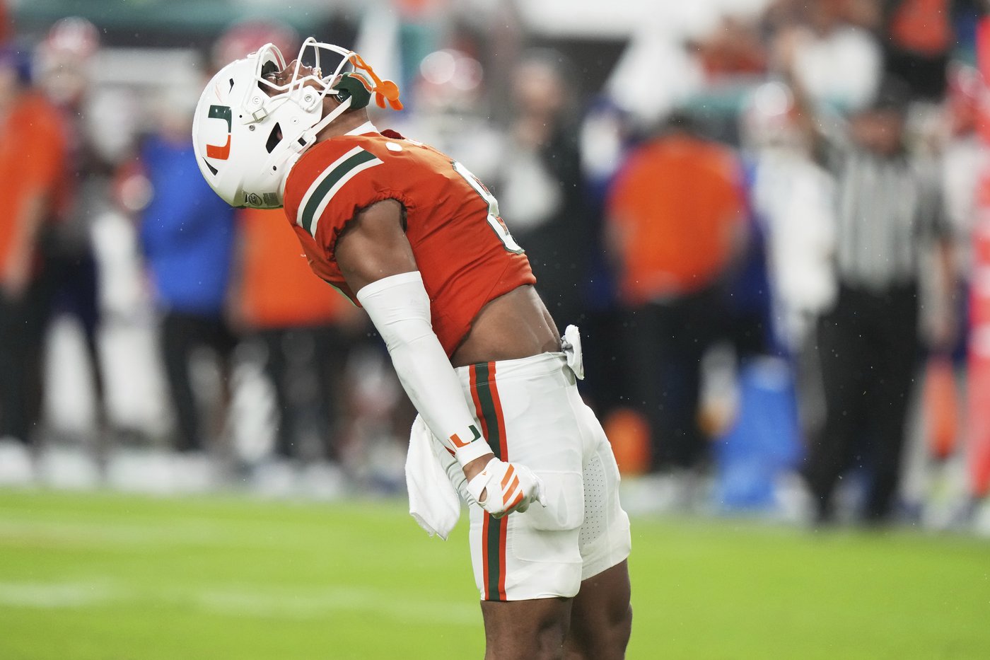 No. 4 Miami's defense holds Florida to 141 yards, Hurricanes ease past Gators 26-7 to move to 4-0 | iNFOnews.ca