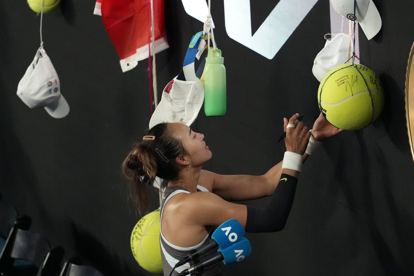 Australian Open: Olympic champ Zheng Qinwen starts her bid for another final on a rainy Day 1 | iNFOnews.ca Australian Open: Olympic champ Zheng Qinwen starts her bid for another final on a rainy Day 1 | iNFOnews.ca