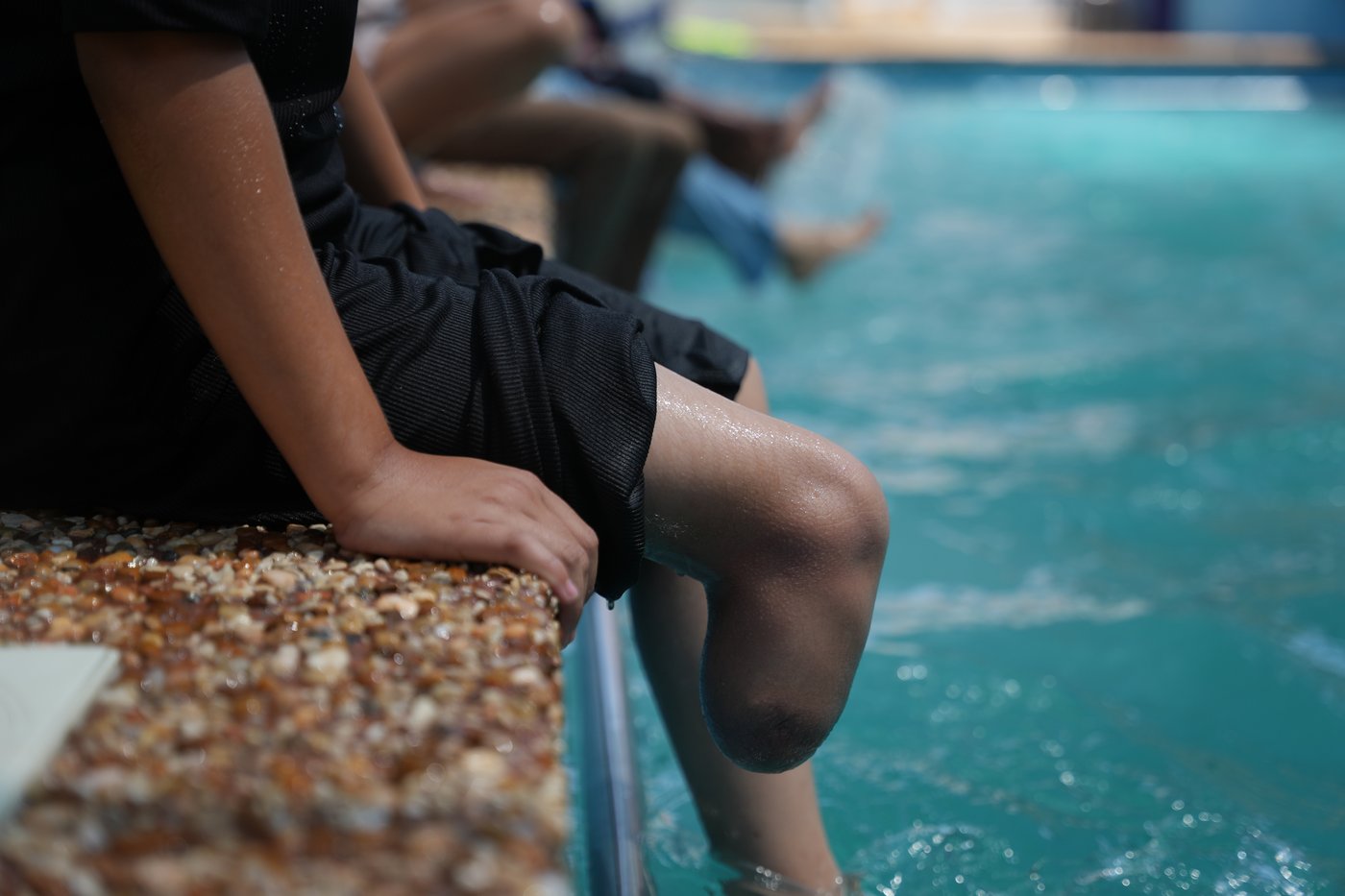 Palestinian children who lost limbs in the Israel-Hamas war learn to swim in Gaza, in photos | iNFOnews.ca