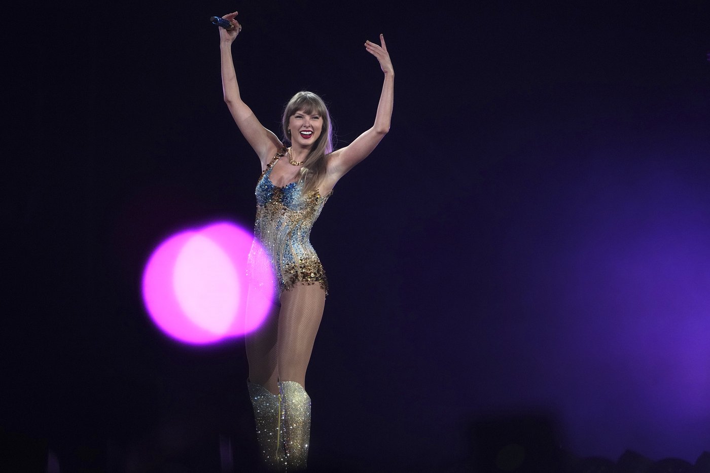 Taylor Swift’s Eras Tour ends by shattering own record, grossing an estimated $2.2B, Pollstar says | iNFOnews.ca Taylor Swift’s Eras Tour ends by shattering own record, grossing an estimated $2.2B, Pollstar says | iNFOnews.ca