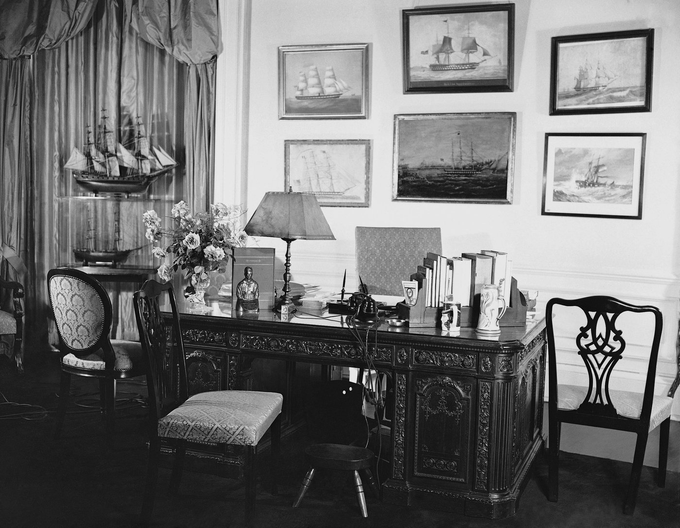 Much more than a piece of furniture, the president's Resolute Desk has echoed through history | iNFOnews.ca Much more than a piece of furniture, the president's Resolute Desk has echoed through history | iNFOnews.ca