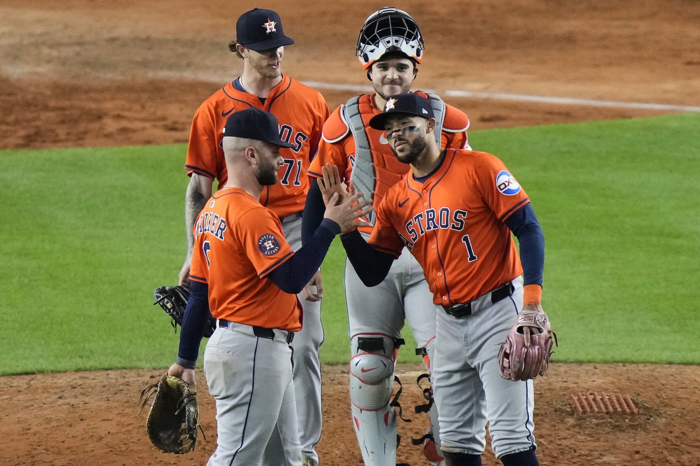 Correa hits go-ahead single off Williams in 10th as Astros outlast Yankees 5-3 | iNFOnews.ca