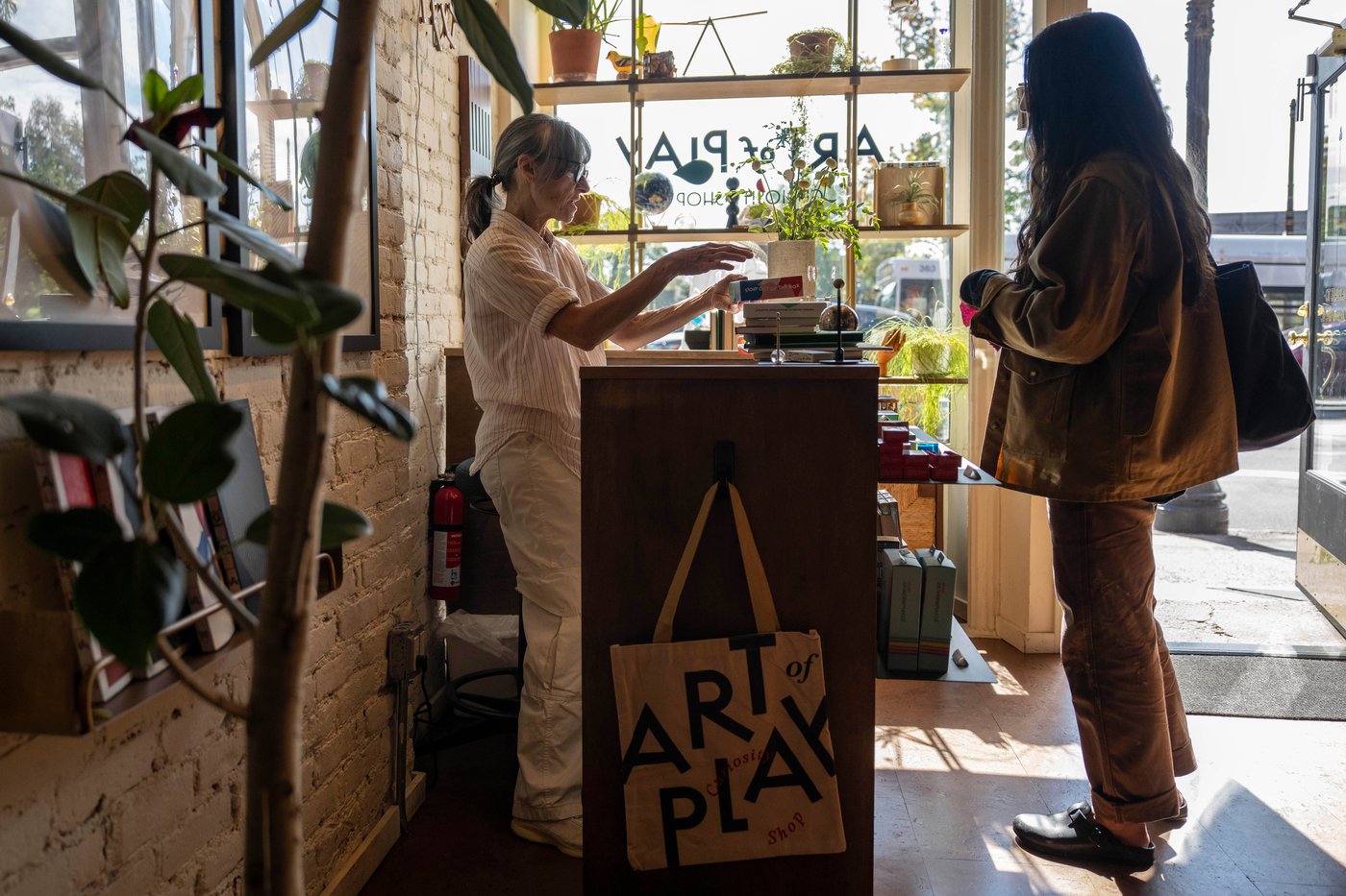 Kelly Clarkson and a Brooklyn store clashed on social media. Behind it, power dynamics loomed | iNFOnews.ca Kelly Clarkson and a Brooklyn store clashed on social media. Behind it, power dynamics loomed | iNFOnews.ca
