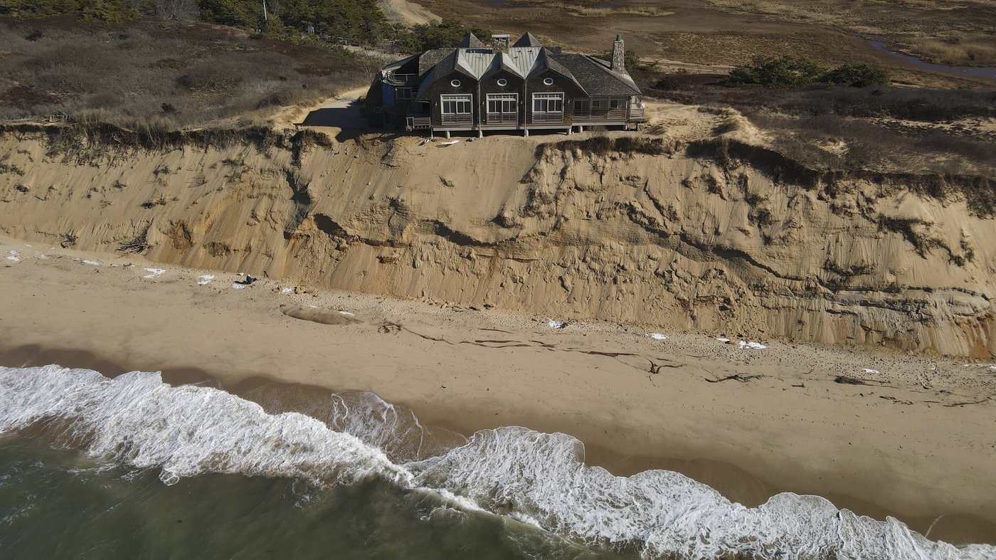 A luxury house is close to tumbling into Cape Cod Bay. Will anyone stop it? | iNFOnews.ca A luxury house is close to tumbling into Cape Cod Bay. Will anyone stop it? | iNFOnews.ca