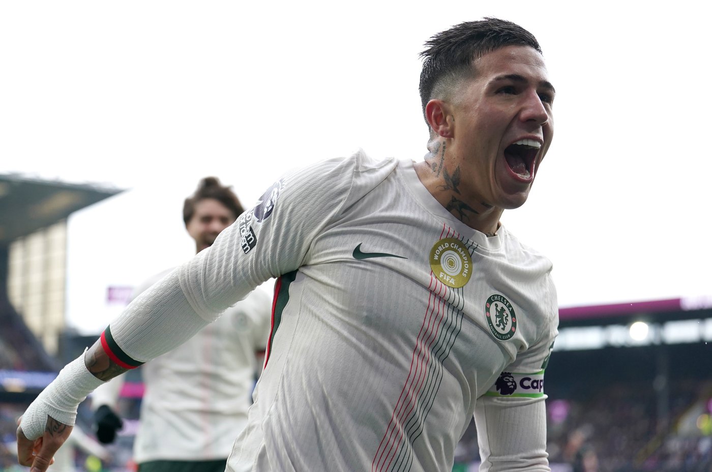 Chelsea beats Burnley 2-0 to gain ground on leader Arsenal in Premier League | iNFOnews.ca