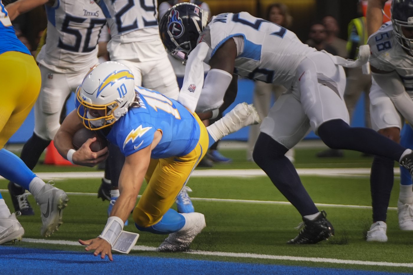 Justin Herbert has TDs passing and rushing as Chargers beat Titans 27-17 for 3rd straight win | iNFOnews.ca