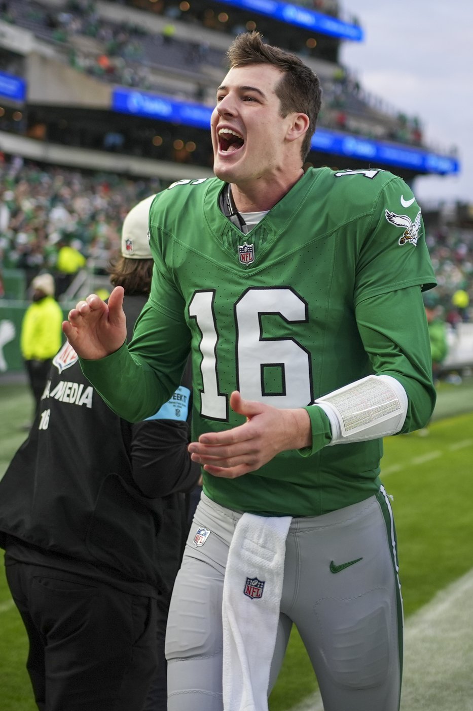 Eagles QB Tanner McKee gets 1st career TD football back with a little help from fans in the stands | iNFOnews.ca Eagles QB Tanner McKee gets 1st career TD football back with a little help from fans in the stands | iNFOnews.ca